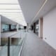 Baffles acoustiques PETAC® suspendus dans le hall d'entrée du bureau Stow