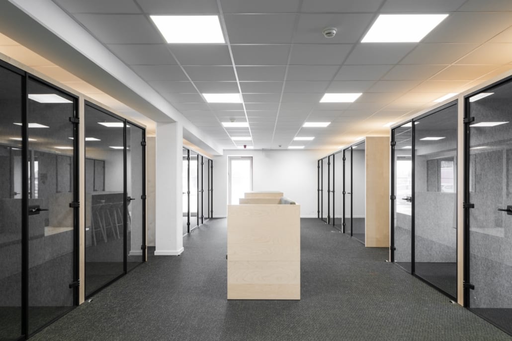 Demonteerbare akoestische werkplekken voor het kantoor van Volvo Trucks Gent Open en gesloten silent boxes voor een optimaal akoestisch kantoor