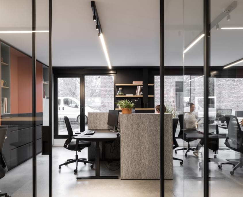 Cloisons acoustiques et murs insonorisants dans un bureau paysager