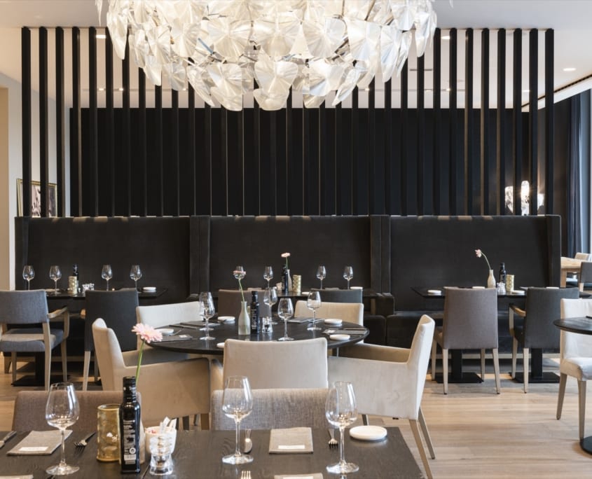 Mur-rideau acoustique comme séparateur pour garantir l'intimité dans le restaurant