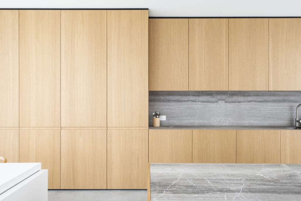 Akoestische kastbekleding afgewerkt met eikfineer in een keuken