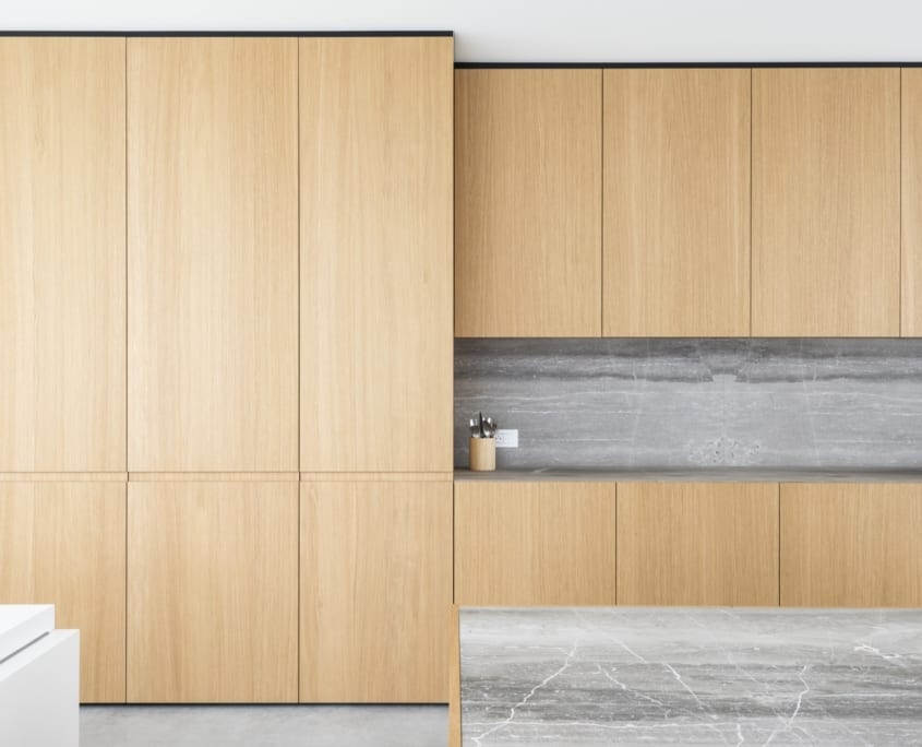 Akoestisch geoptimaliseerde keuken voor Lecot Akoestische kastbekleding afgewerkt met eikfineer in een keuken