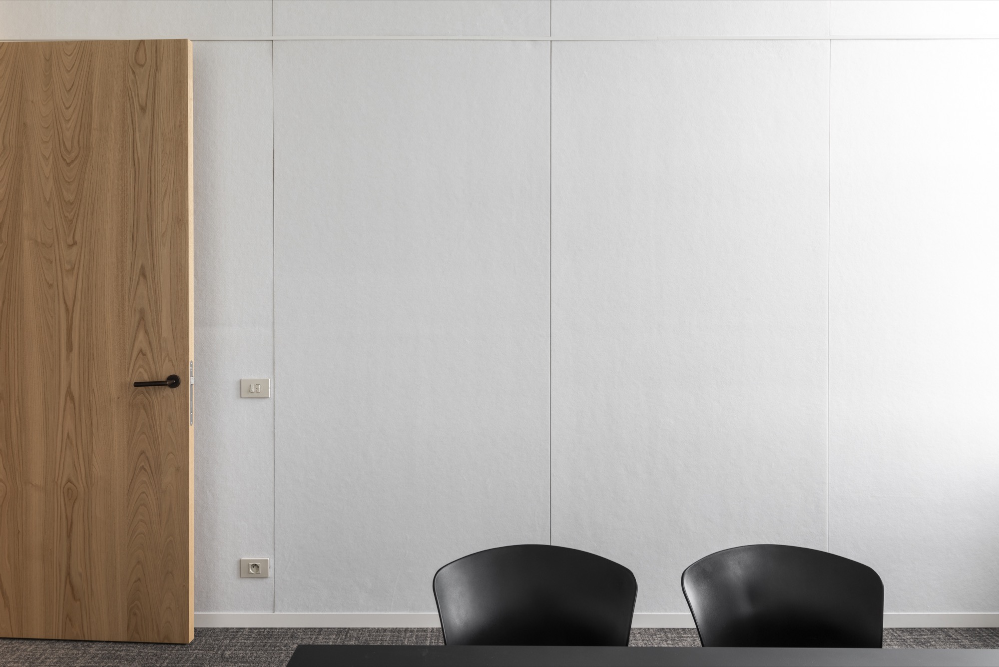Murs acoustiques blancs (givrés / frost) pour un bureau élégant