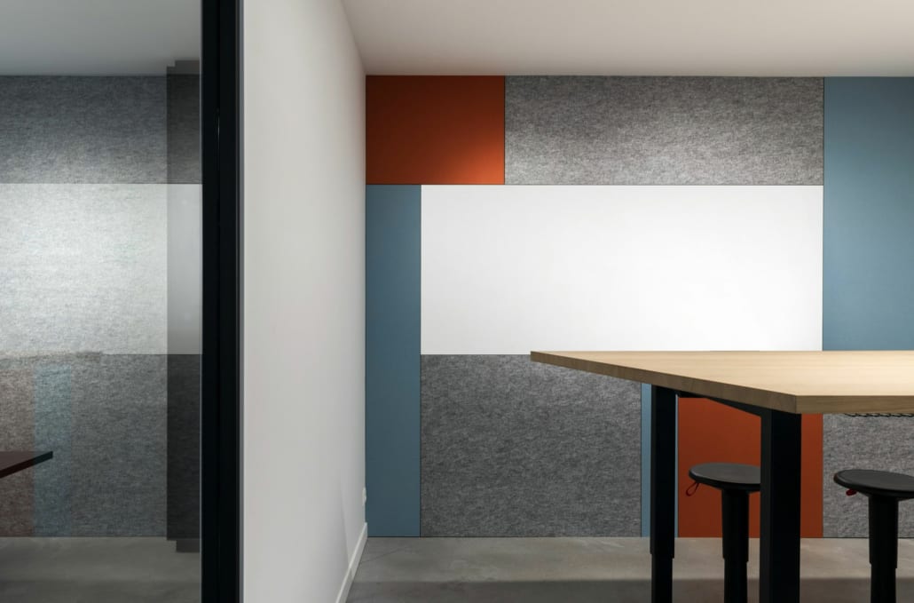 Gepersonaliseerde akoestische wand in landschapskantoor