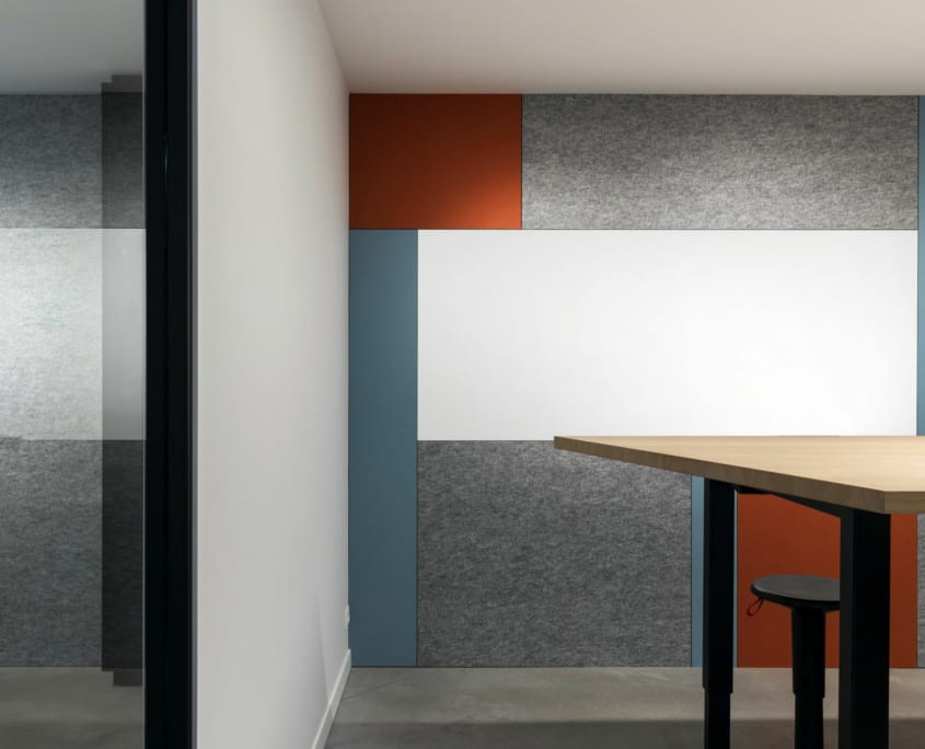 Gepersonaliseerde akoestische wand in landschapskantoor