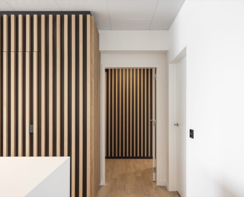 Solution de mur acoustique avec structure en bois pour le bureau xwift