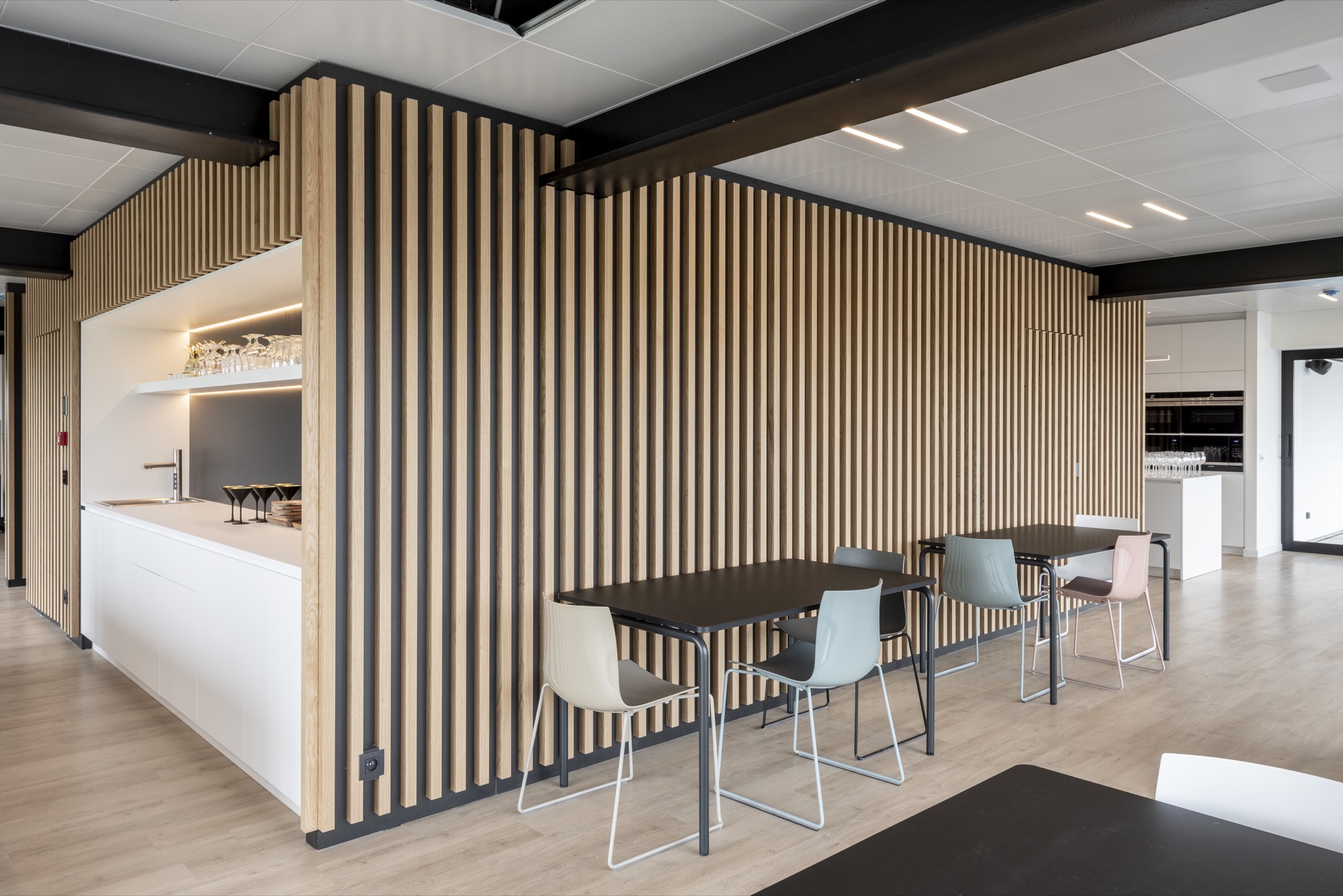 Mur acoustique dans le réfectoire du bureau X-WIFT