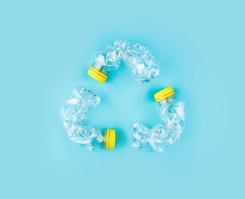 Trois bouteilles en plastique forment un symbole de recyclage