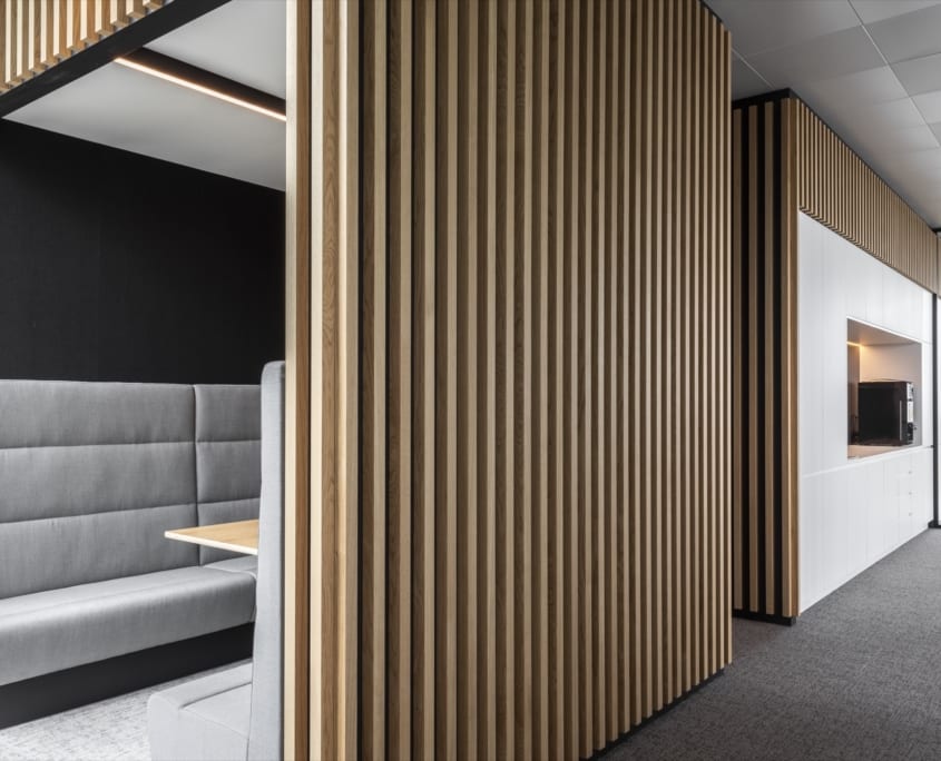 Pod acoustique ouvert avec structure à lattes pour l'immeuble de bureaux x-wift