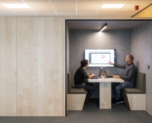 Eendecoratieve en akoestische oplossing voor Volvo Trucks Gent Open silent box voor akoestisch comfortabele vergaderplek bij Volvo Trucks Gent
