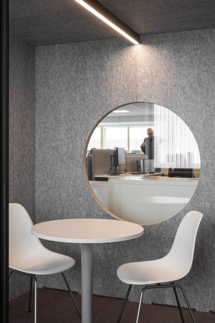 Een akoestisch comfortabele ruimte om in alle rust te overleggen voor Volvo Trucks Gent Silent pod afgewerkt met rond raam voor kantoor Volvo Trucks Gent