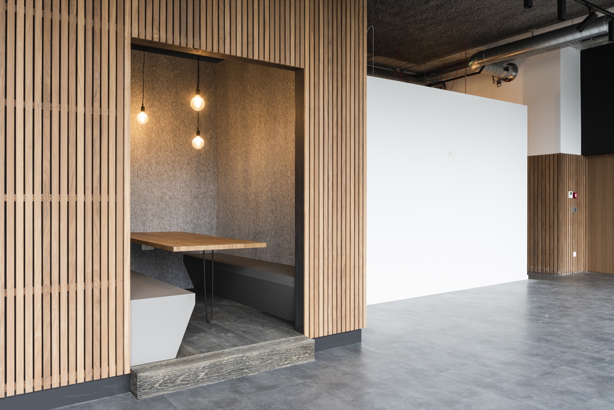 Open pod afgewerkt met PETAC© en houten lattenwerk