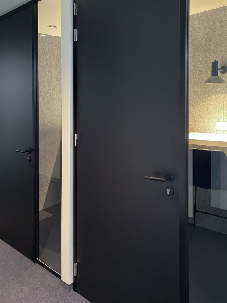Een afwerking van de silent pods met deur op maat Detail zwarte deur van akoestische gesloten silent pods