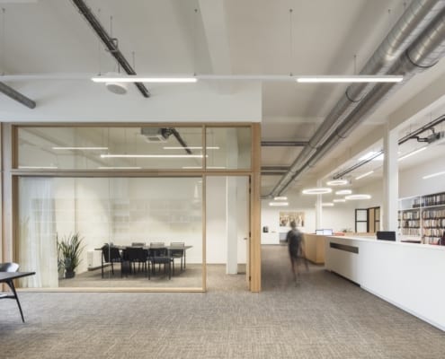 Salle de réception et de réunion avec panneaux acoustiques blanc givré pour DLPA Kortrijk