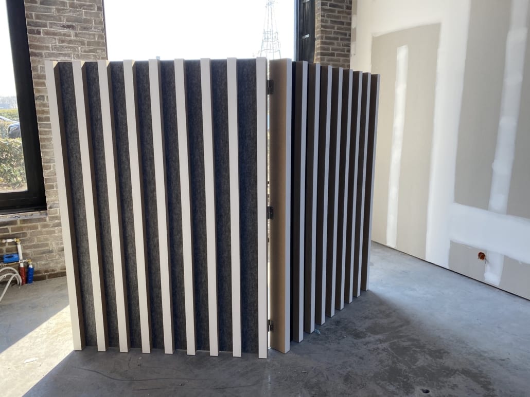 Detail akoestische divider afgewerkt met latten