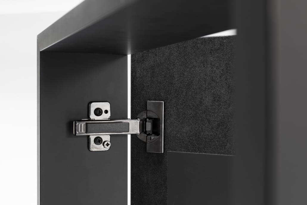 Detail scharnier kast met kastbekleding in akoestisch materiaal