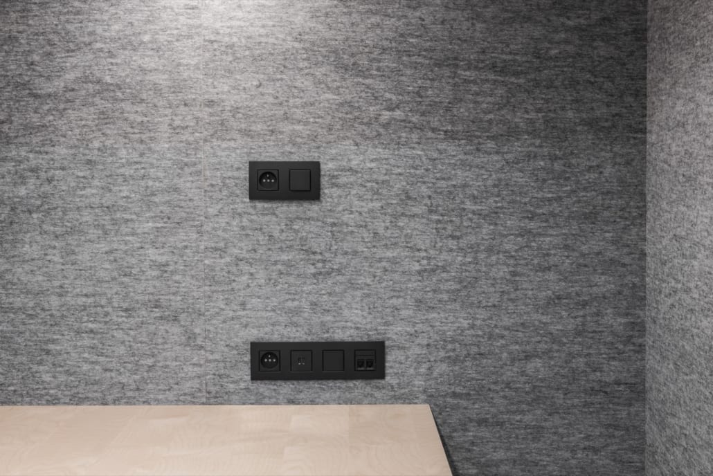 Detail akoestische wand met elektronica bij Volvo Trucks