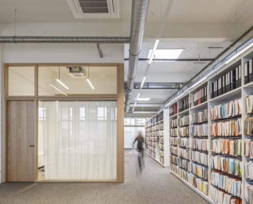 Un environnement de bureau élégant et moderne avec des accents en bois et des classeurs