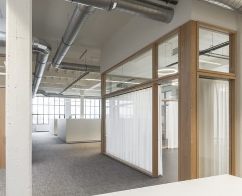 Un bureau élégant et moderne avec des éléments en bois pour DLPA Advocaten