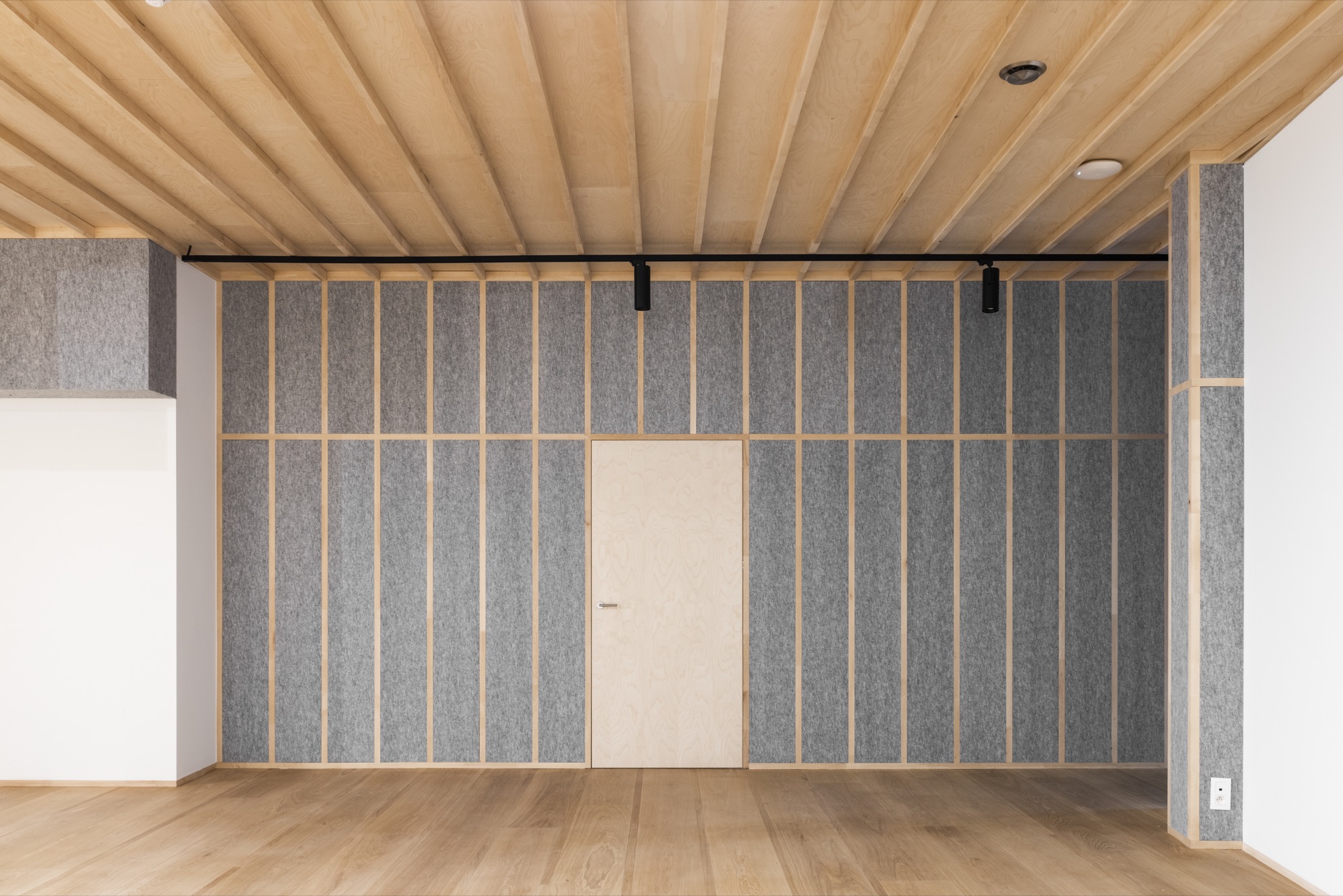 Akoestisch geoptimaliseerde kantoorruimte met PETAC® wanden en plafond