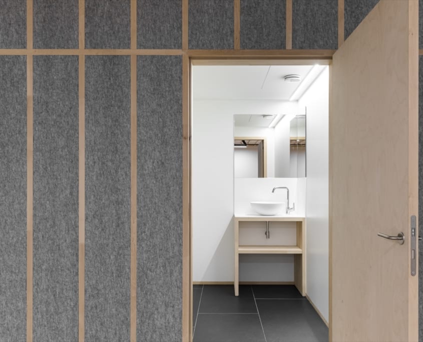 Akoestisch geoptimaliseerde kantoorruimte met PETAC® wanden en plafond